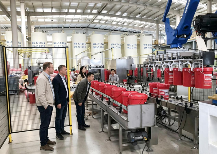 Sinergia industrial en todos los continentes: una delegación canadiense de alto perfil ejecuta una auditoría técnica y una revisión de abastecimiento estratégico en el centro de fabricación inteligente de Wanxiang Lubricant